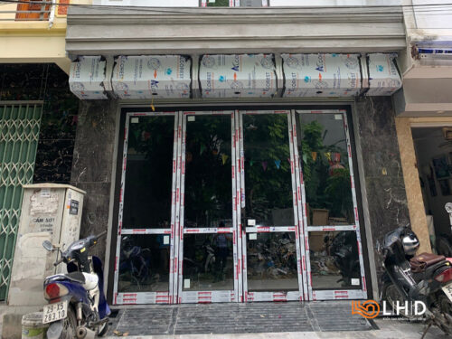Thi công cửa mở bốn cánh tại Long Biên, Hà Nội